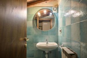 bagno con lavandino e specchio di Charming Apartment in Oltrarno a Firenze
