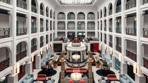 een uitzicht over de lobby van een hotel met tafels en stoelen bij Regina Experimental Biarritz in Biarritz