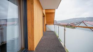 ビャウカにあるSKI APARTAMENTSの市街の景色を望む建物のバルコニー
