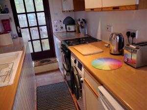 Кухня или мини-кухня в Kippford Stables
