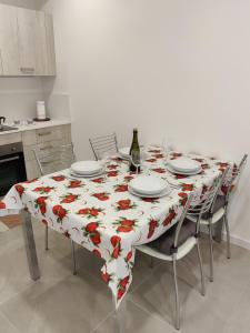 a dining room table with a flowered table cloth on it at Casa Venere in Ospedaletto