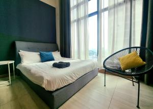 1 dormitorio con 1 cama con silla y ventana en 1-6pax Empire City Near Ikea, PJ en Petaling Jaya