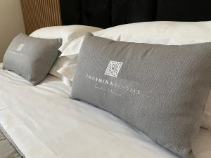 ein Bett mit zwei Kissen darüber in der Unterkunft Taormina Rooms centro storico in Taormina