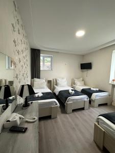 Rúm í herbergi á Hotel NOA Kazbegi