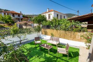 a rooftop garden with chairs and a table at Casa Monte in Theológos