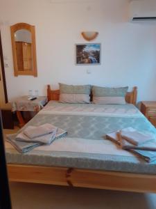 1 dormitorio con 1 cama con 2 toallas en СТАИ ЗА ГОСТИ ПОДКОВА, en Shabla
