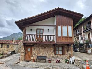 a small house with a balcony on top of it at La casa de Omi in Camaleño