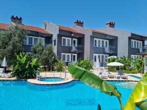 - une vue sur un complexe avec une piscine dans l'établissement ÖZCEM APART HOTEL FETHİYE, à Fethiye