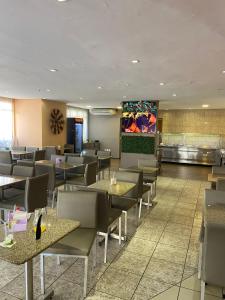 um restaurante com mesas e cadeiras e uma cafetaria em Flat com vista para o Mar em Fortaleza