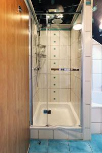 La salle de bains est pourvue d'une douche et d'une baignoire. dans l'établissement ONSEN PLACE by Ardenne Places, à Spa