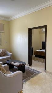 a living room with a couch and a mirror at العاصفة in Khamis Mushayt