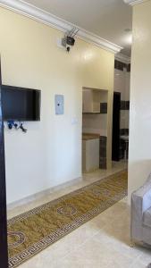 a living room with a flat screen tv on a wall at العاصفة in Khamis Mushayt