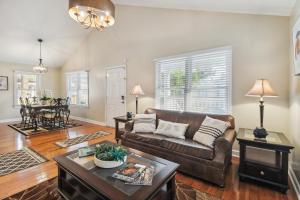una sala de estar con un sofá y una mesa en Savannah Home with Patio and Grill about 2 Mi to Downtown, en Savannah