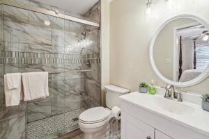 Un baño con inodoro, lavabo y espejo. en Savannah Home with Patio and Grill about 2 Mi to Downtown, en Savannah 19 fotos más