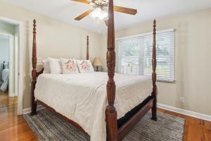 Un dormitorio con una cama y un ventilador de techo. en Savannah Home with Patio and Grill about 2 Mi to Downtown, en Savannah
