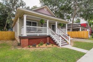 Casa pequeña con porche y barandillas blancas en Savannah Home with Patio and Grill about 2 Mi to Downtown, en Savannah