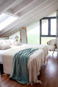 um quarto com uma cama grande e um cobertor verde. em Villa sublime con piscina climatizada y vistas em Prellezo