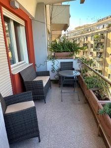 een balkon met stoelen en een tafel in een gebouw bij Appartamento di design con terrazza privata in Rome