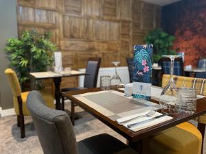 Blythe的住宿－The seahorse，餐厅里一张桌子,两把桌子和椅子