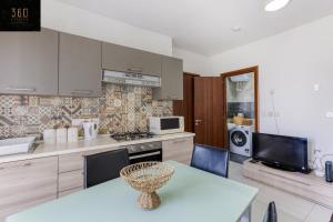 Kuchyň nebo kuchyňský kout v ubytování Spacious, 1BR duplex off UNI/Hospital with WIFI by 360 Estates + 21 fotografií