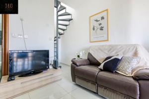 TV a/nebo společenská místnost v ubytování Spacious, 1BR duplex off UNI/Hospital with WIFI by 360 Estates