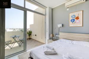 Postel nebo postele na pokoji v ubytování Spacious, 1BR duplex off UNI/Hospital with WIFI by 360 Estates