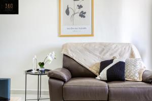 Posezení v ubytování Spacious, 1BR duplex off UNI/Hospital with WIFI by 360 Estates