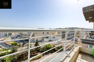 Fotografie z fotogalerie ubytování Spacious, 1BR duplex off UNI/Hospital with WIFI by 360 Estates v destinaci Msida
