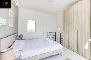 Postel nebo postele na pokoji v ubytování Spacious, 1BR duplex off UNI/Hospital with WIFI by 360 Estates