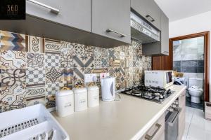 Kuchyň nebo kuchyňský kout v ubytování Spacious, 1BR duplex off UNI/Hospital with WIFI by 360 Estates