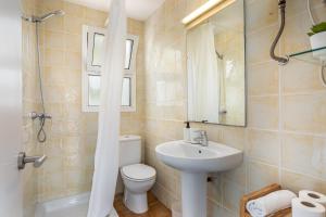 uma casa de banho com um lavatório, um WC e um espelho. em Apartamentos CASA MAREA Calella Palafrugell con Parking em Calella de Palafrugell