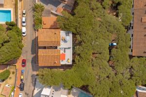 an overhead view of a house in the forest at Apartamentos CASA MAREA Calella Palafrugell con Parking in Calella de Palafrugell +54 photos