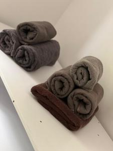 a pile of brown towels sitting on a counter at Ferienwohnung: Waldblick in Hatten