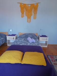 1 dormitorio con 1 cama de color púrpura y 2 mesitas de noche en Soba Lavanda, en Kladovo