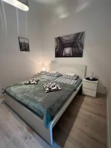 Una cama o camas en una habitación de Old Town - Wawel Neighborhood - Stradomska