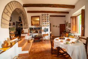 a living room with a table with a white table cloth at Radici Dimora natura cultura in Campagnola