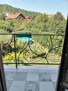 einen Balkon mit Blick auf einen Hof in der Unterkunft Guest House Dimitrije in Niška Banja