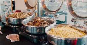 un buffet con cuatro sartenes de comida en una mesa en Arabella Hotel Sedona, en Sedona
