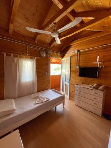 Двухъярусная кровать или двухъярусные кровати в номере Vila Livio - Guest house Rreshen Mirdite