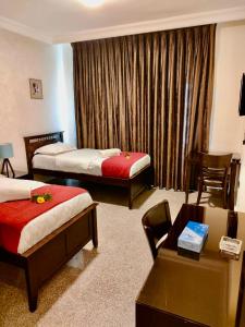 Tempat tidur dalam kamar di Tamrah Suites Hotel