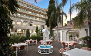 une cour avec des tables et des chaises devant un bâtiment dans l'établissement Legacy Hotel, à Jérusalem