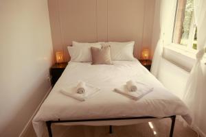 1 dormitorio con 1 cama con 2 toallas en Home in Longwell Green, en Warmley