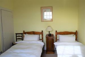 Giường trong phòng chung tại Rowantree Cottage
