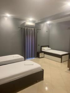 Postel nebo postele na pokoji v ubytování Hotel Kaloshi