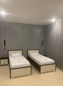 Postel nebo postele na pokoji v ubytování Hotel Kaloshi