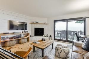 sala de estar con mesa y chimenea en 454 Hotel du Lac - Cozy 2BR Condo w Stunning Mountain & Lake Views, en Mont-Tremblant