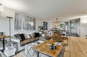sala de estar con sofá y mesa en 454 Hotel du Lac - Cozy 2BR Condo w Stunning Mountain & Lake Views, en Mont-Tremblant