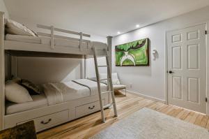 Katil dua tingkat atau katil-katil dua tingkat dalam bilik di 414 Hotel du Lac - Spacious 2 BDR with Lake & Mountain Views