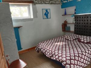a bedroom with a bed and a window at Pause nature à la ferme, campagne viticole in Irancy