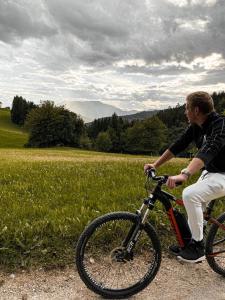 un hombre montando una bicicleta en un campo en Brunarica Macesen Smogavc, en Zreče